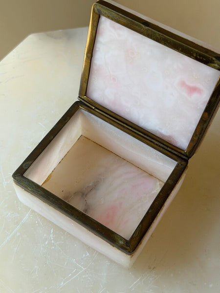 1684 Pink alabaster box
