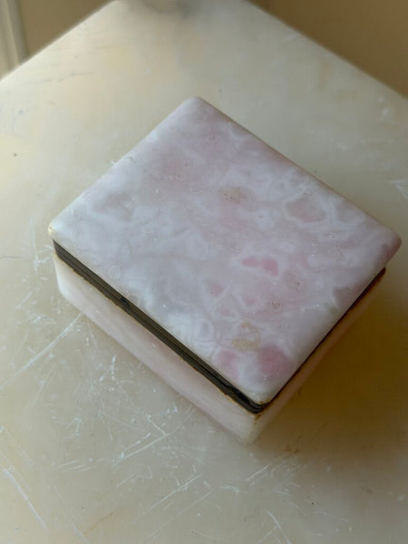 1684 Pink alabaster box